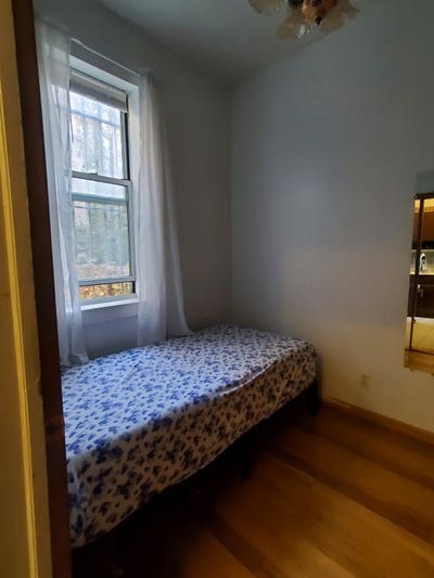 Small room in Greenpoint Main Photo