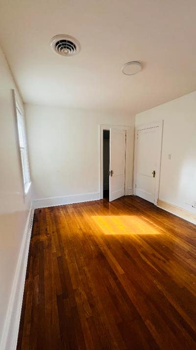 Room in HouseUtilities & Internet Included in Rad Main Photo