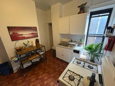 1 room available in a Chelsea true 3-bedroom Main Photo