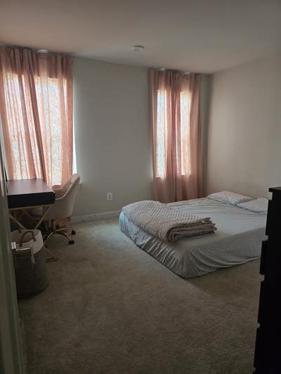 Private room with shared bathroom available Main Photo