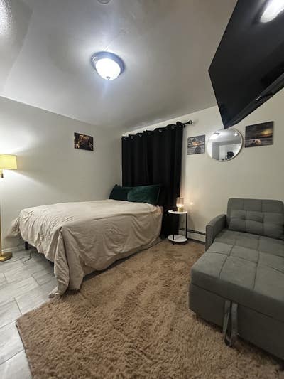 Private bedroom with own private bathroom Main Photo