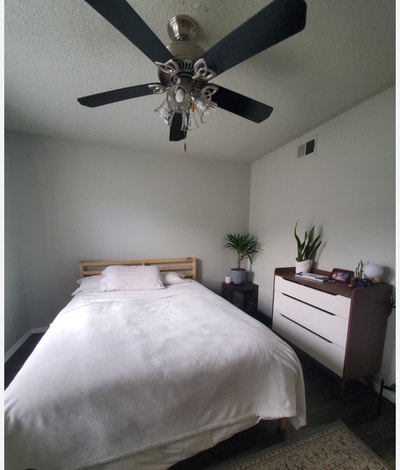 A Beautiful large room Main Photo