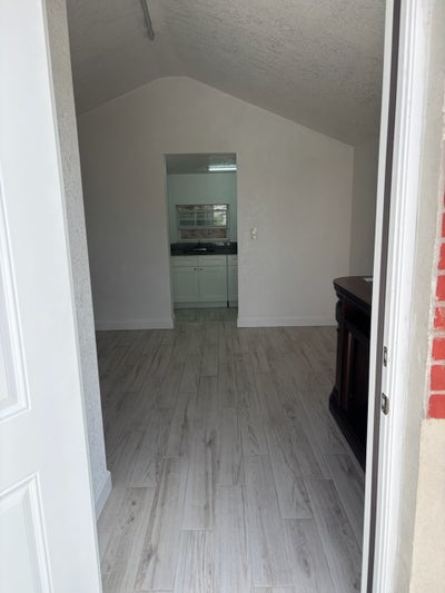 Fully furnished efficiency! Main Photo