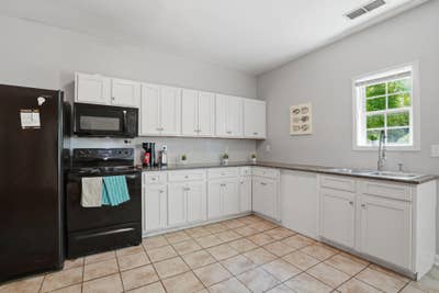 Clean Quiet Room w Video Tour + Maid Service 2 Kit Main Photo