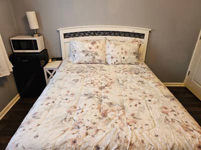 Cozy Furnished Queen Room with Shared Bath – All U Main Photo