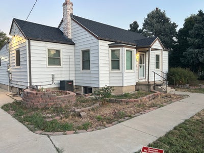 Two bedrooms available in basement of cozy home Main Photo