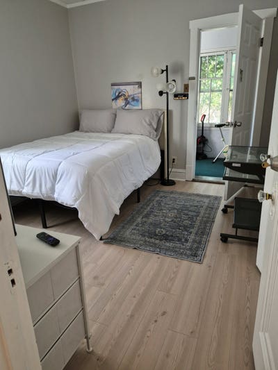 Beautiful Remodeled Room Main Photo
