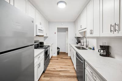  Your New Jacksonville Home Awaits!  🛏️ Newly Ren Main Photo
