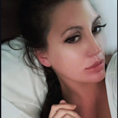 38 year old woman needs a room in Los Angeles Main Photo