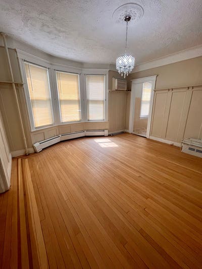 Bright spacious quiet home Main Photo