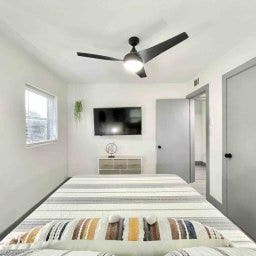 Bright room with shared bathroom and full access  Main Photo