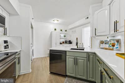 Roommate wanted for 2 bd 2 bt condo in highrise Main Photo