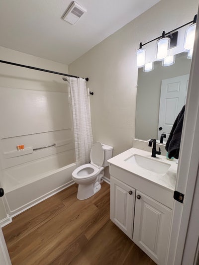 Seeking 2 roommates near FSU campus Main Photo