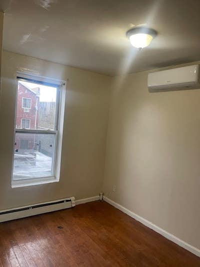 Big Room for Rent Main Photo