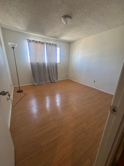 Room for rent in townhouse with pool Main Photo