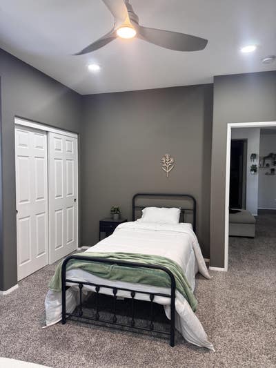Room for Rent in Huge House Short Term Main Photo