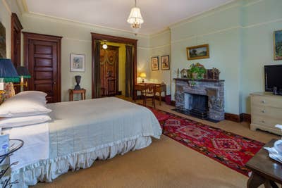 Manhattan Lg Furn bedroom w/private bathroom Main Photo