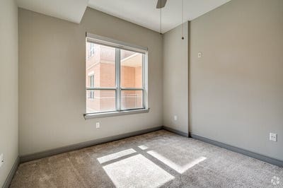 Luxury Room in River Oaks – Utilities Included Main Photo