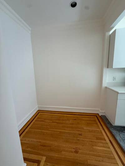 #1052 Huge 2 bed/1 bath with eat-in kitchen, giant Main Photo