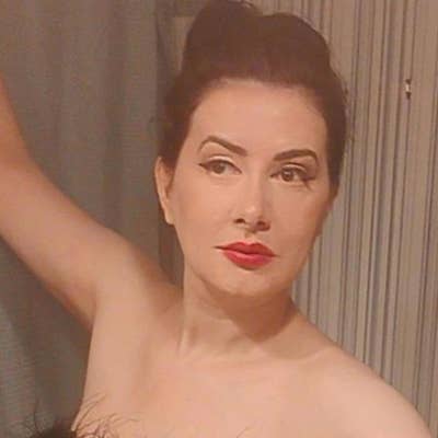 Professional Female seeks a large room Main Photo
