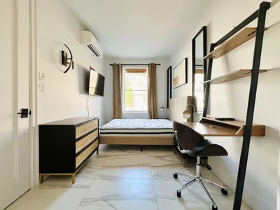 Crown Heights Room with HDTV Near Manhattan Main Photo