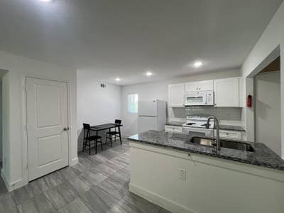 Houston Apartment with Living room. Modern & newly Main Photo