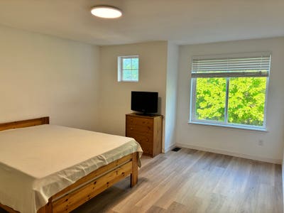 Newly Remodeled Furnished Master Bedroom in Beaut Main Photo