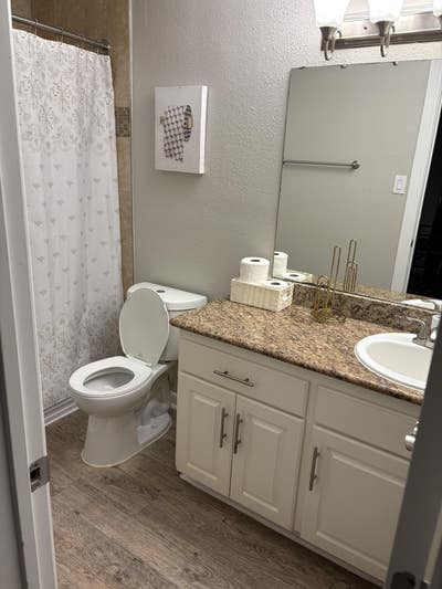 Looking for roommates  Main Photo