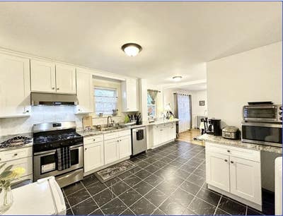 1 bedroom, office & private bath for female roomie Main Photo