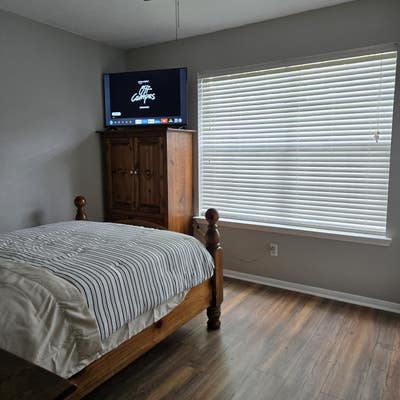 Room for rent on our home Main Photo