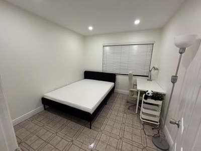 Private Room + Utilities inc + Parking – 3M to Fiu Main Photo