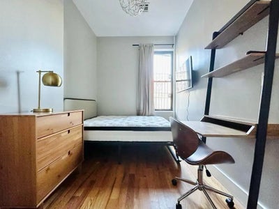 Crown Heights Room with HDTV Near Manhattan Main Photo
