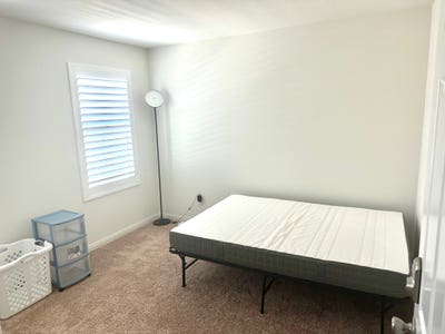 Bedroom in modern construction. 12 mins from UCRI Main Photo