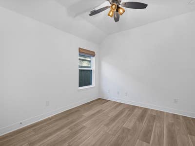Looking for a female roomie Main Photo