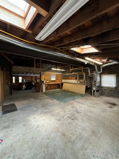 1,604 SQFT Commercial Workshop & Storage with Park Main Photo