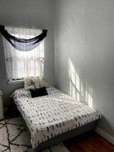 $993 / 1br - Bright Sunny Bedroom in 4 bd/ 1 bath  Main Photo