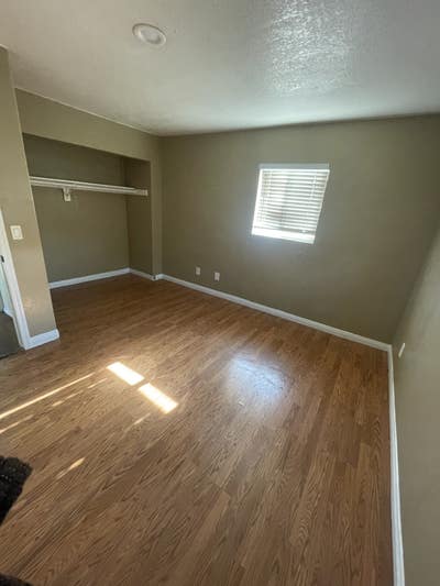Medium Size Bedroom for rent! Main Photo