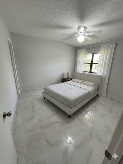 2 Rooms in Pool Houss Main Photo