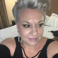 Professional Female seeks a large room Main Photo