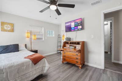   June 2025 🛠️ Renovated Stylish Brick House in C Main Photo
