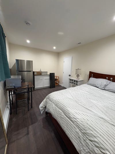 14X16 Studio Private Restroom Fully Furnished Main Photo