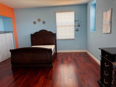 Large Roomshared bathroom Main Photo