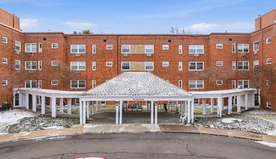 Updated 1 Bedroom Apartment in Quiet Building in R Main Photo