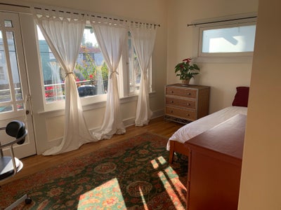 Rm+ semi-private balcony,+yard..4 BLKS TO BEACH  Main Photo