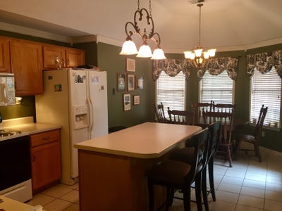 Quiet Neighborhood - Upstairs Room Main Photo