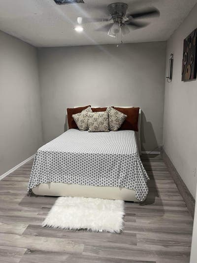 Private Unfurnished Studio - Great Location Main Photo