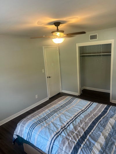 Looking for a roommate  Main Photo