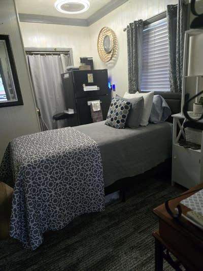 Private room with full bath and own entrance  Main Photo