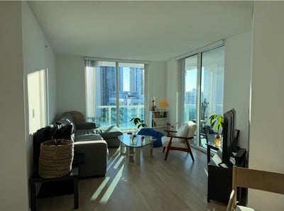 Room for rent in Edgewater! Pool and Gym Main Photo