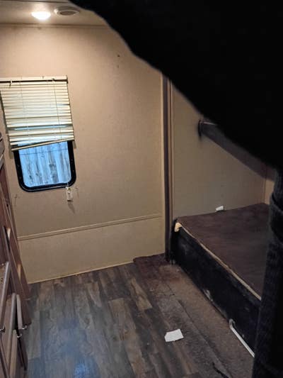 2 bunk beds clean room Main Photo